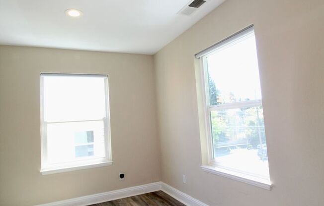 Two story unit w/ spiral staircase blocks from downtown Berkeley! In unit washer dryer!