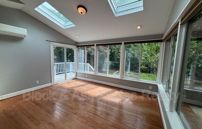 124 FACTORS WALK LN