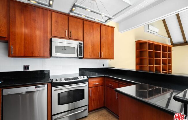 33 REEF ST