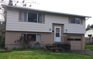 Large 3 Bed, 2 Bath Split Level Home in Newberg- Landscaping Included