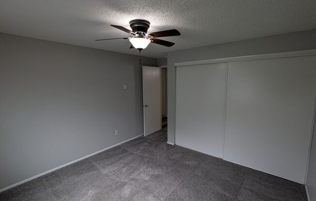 2 beds, 1 bath, 889 sqft, $1,250, Unit 35
