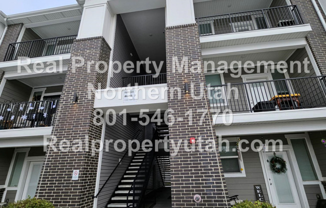 2 Bedroom 2 Bath Top Level Apartment Available!