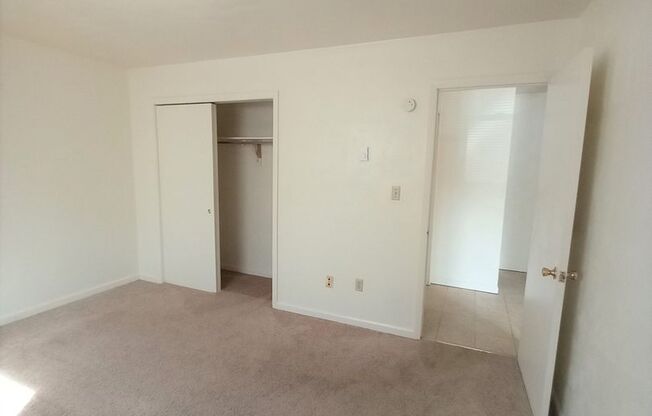 2 beds, 1 bath, 903 sqft, $1,170, Unit K-5
