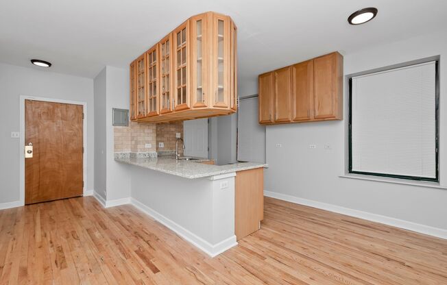 One Bedroom Unit in South Shore - Move In Fee Special