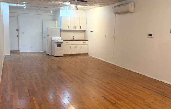 2 beds, 1 bath, $4,500, Unit 2