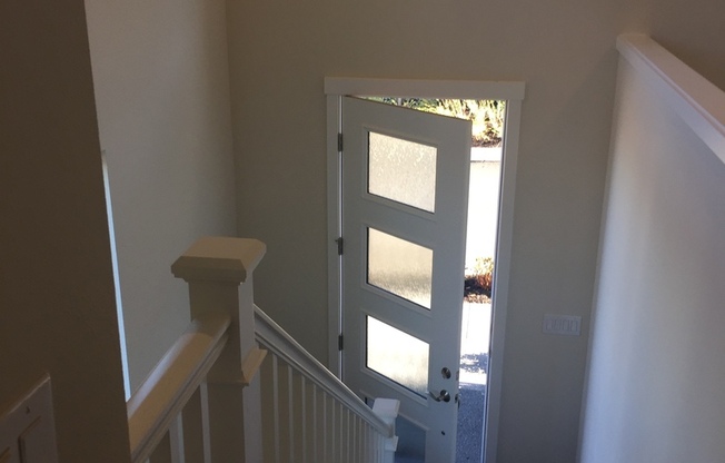 Newer Townhouse in Lake Forest Park!