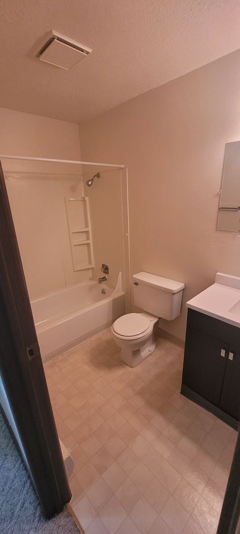 Studio, 1 bath, 300 sqft, $450, Unit 817-10-B