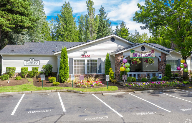 Clubhouse with entertainment center, fitness center, kitchen, indoor pool, sauna and complimentary tanning bed