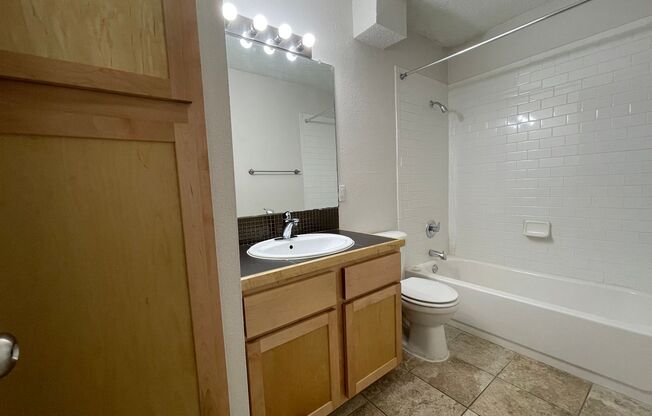 1 bed, 1 bath, 700 sqft, $999, Unit ELP2200-105