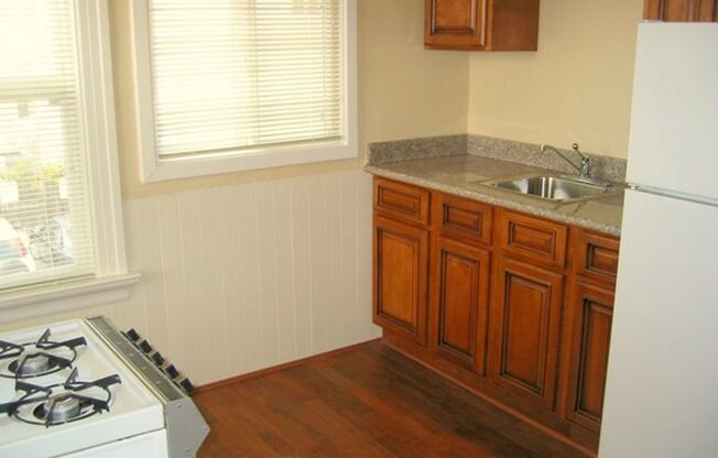 -Great Downtown Berkeley Location near BART and the UC Berkeley Campus!