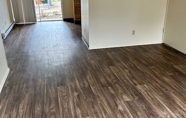 Carter Park Cutier-Updated Apartment with Lots of Storage