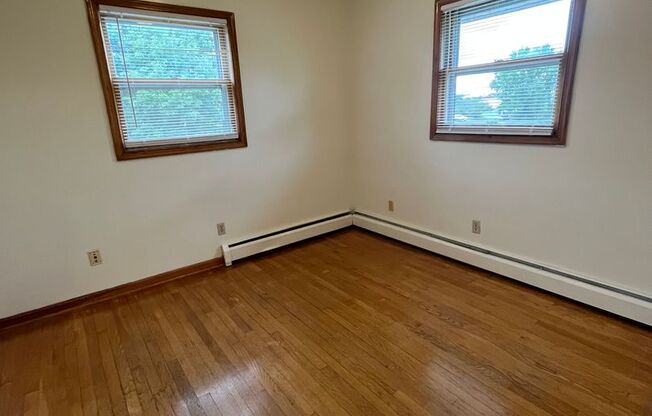 2 beds, 1 bath, 903 sqft, $1,240, Unit G-3