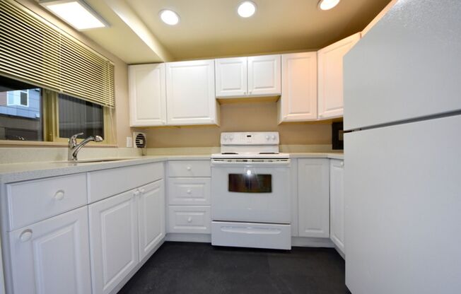 2 beds, 1 bath, $2,125, Unit A