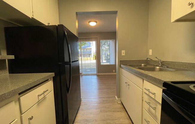 2 beds, 1 bath, 950 sqft, $1,595, Unit 05