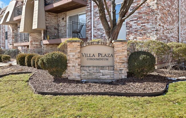 Chic & Updated 1-Bedroom Condo Near the Plaza – Pool, Parking & In-Unit Laundry!