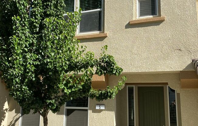 Livermore, Gorgeous Townhome 4 bed/3.5 bath no Maintenance! Easy Commute 580