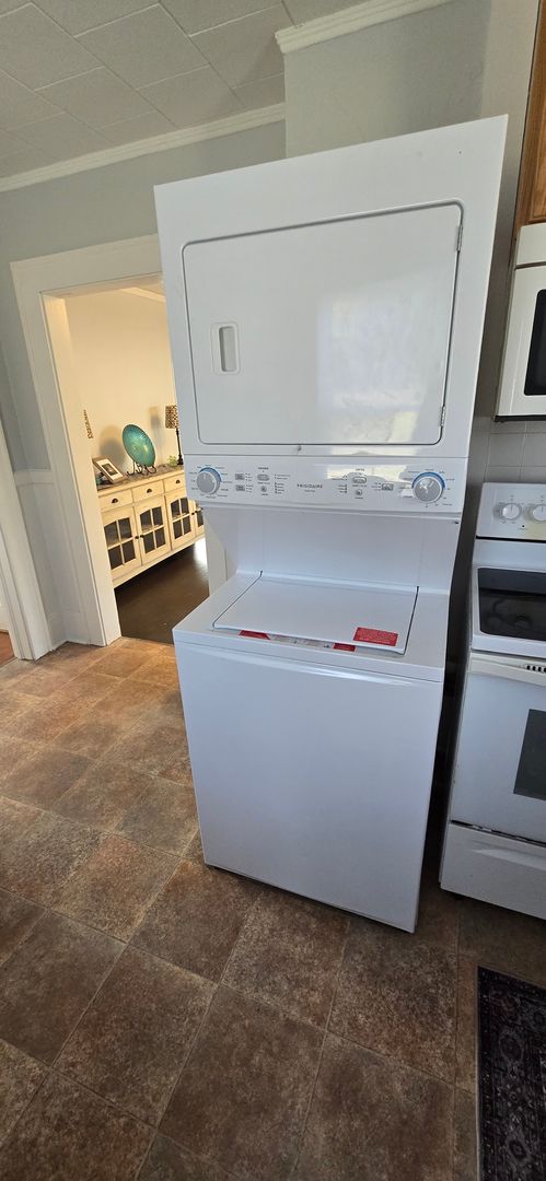 2 beds, 1 bath, $1,450