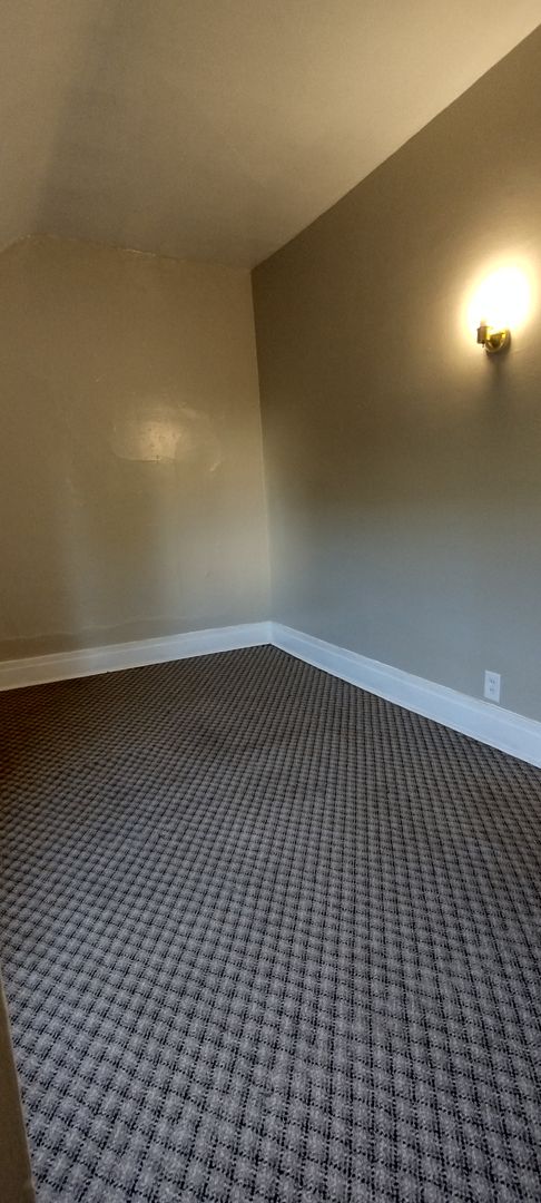 3 beds, 1 bath, $1,400, Unit 3