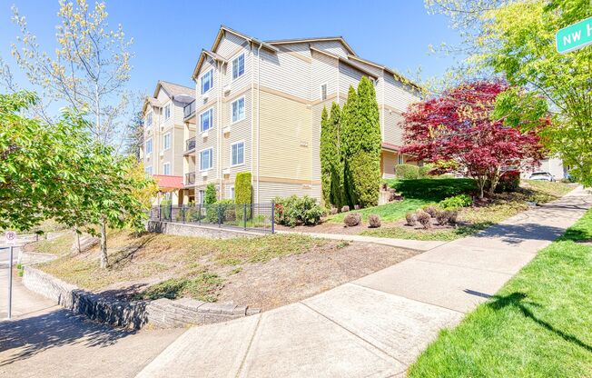 *Spectacular Light & Bright Updated 2 BD* 2 BA* Condo Located In Central Beaverton! *Great Location Minutes From Timberland Town Center + Convenient Access To HWY & Max Line!*