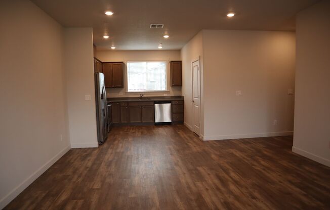 Like New Woodland End Unit Townhome for Lease - 174 Loganberry Ct