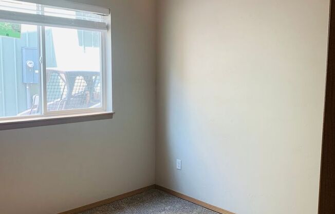 3 beds, 1 bath, $1,895, Unit 101