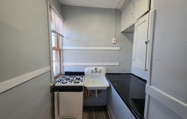 Studio, 1 bath, 300 sqft, $899, Unit Unit 312