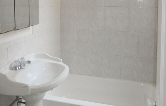 1 bed, 1 bath, 660 sqft, $1,590, Unit 2202-2