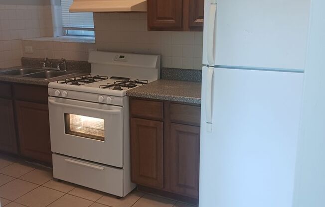 2 beds, 1 bath, $1,300