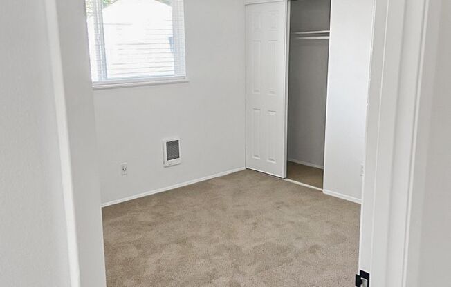 2 beds, 1 bath, 890 sqft, $1,655, Unit 24