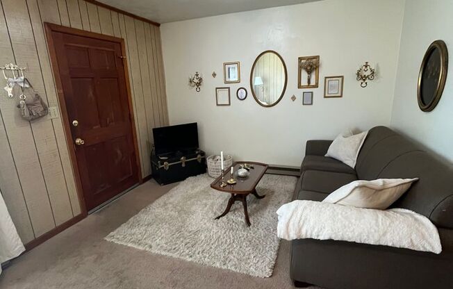 1 bed, 1 bath, 500 sqft, $1,130, Unit R-8