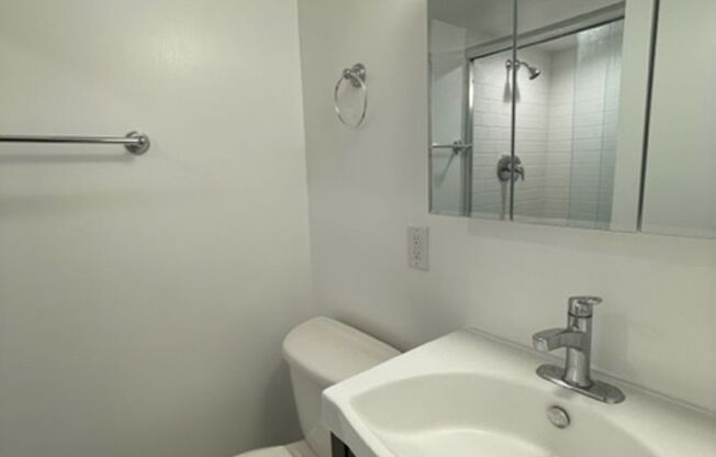 4 beds, 2 baths, 2,200 sqft, $4,500, Unit 1401