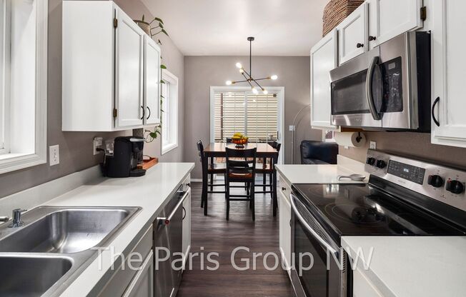 Lovely Haller Lake TH * MOVE-IN BONUS $800!!  XL Courtyard, Stylish Updates & GREAT Location!