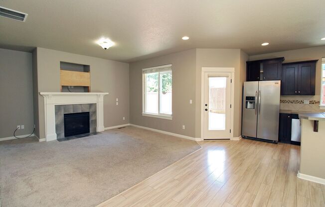 Welcoming Newer 3 Bed/2.5 Bath Home in Charming Oregon City Neighborhood