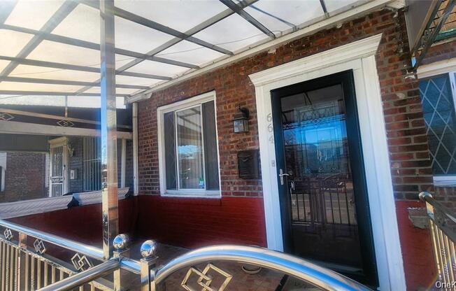 2 beds, 1 bath, 2,332 sqft, $3,000