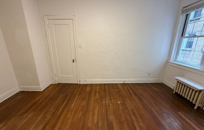 1 bed, 1 bath, 962 sqft, $1,510, Unit New King Edward  306