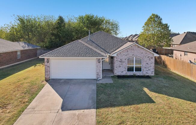 Beautiful 3 bed, 2 bath home in Noble!--1216 N 4th Street