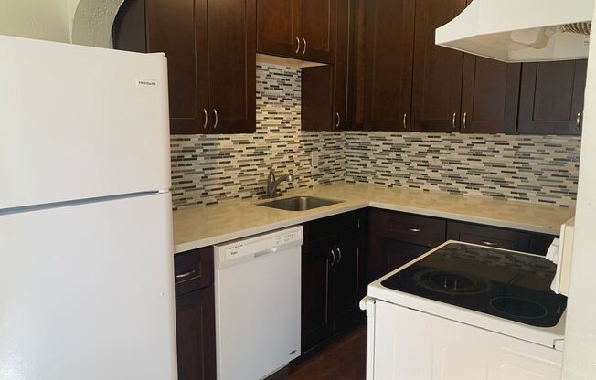 AUGUST FREE RENT! Gorgeous newly refinished hardwood flooring! 1Bed + Office next to Seattle University!