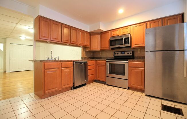 Beautiful Spacious Studio w/ Private Entrance!*Available September*