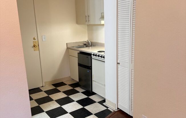 Studio, 1 bath, 240 sqft, $850, Unit 107