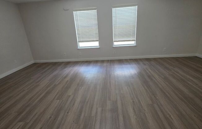 1 bed, 1 bath, 871 sqft, $1,295, Unit LAW15-112