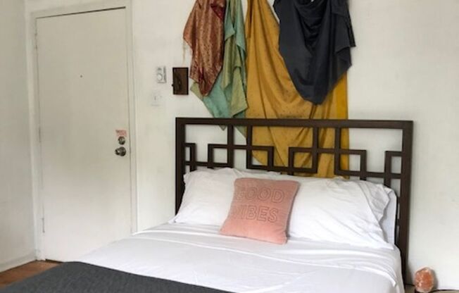 Studio, 1 bath, $1,099, Unit B11