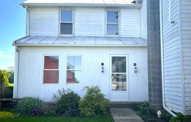 Spacious 3-Bedroom Farmhouse for Rent – Peaceful Country Living
