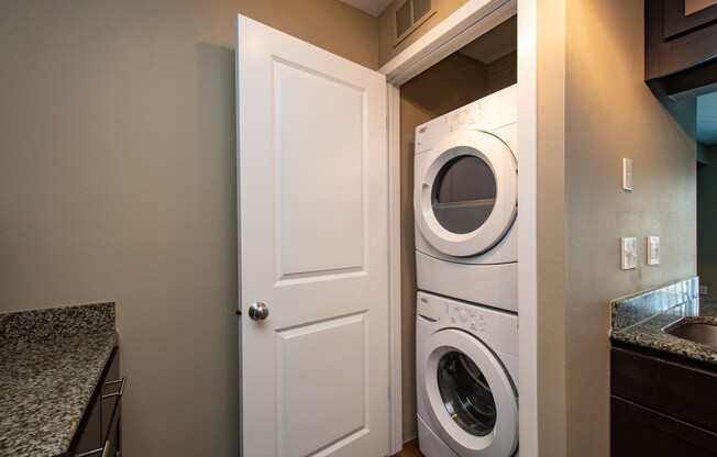 2 beds, 1 bath, 863 sqft, $1,690, Unit 307