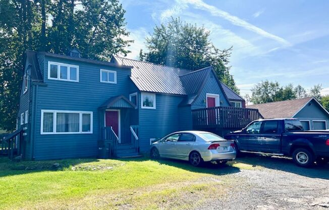 Midtown 3 Bed Apt. w/ 2 Car Garage