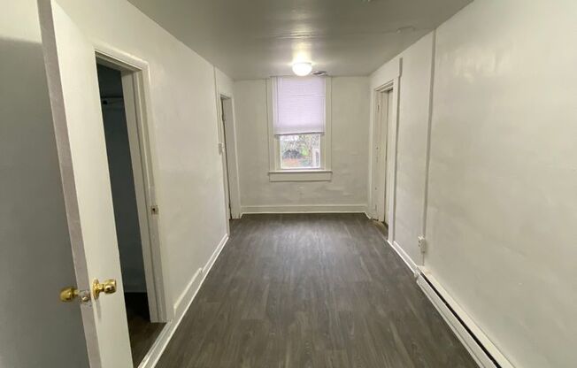 2 beds, 1 bath, $825, Unit Apt 5