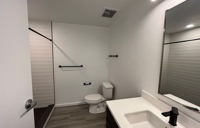 Studio, 1 bath, 450 sqft, $1,348, Unit 404