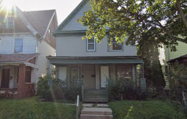 Spacious 4-Bedroom Upper Duplex with Yard