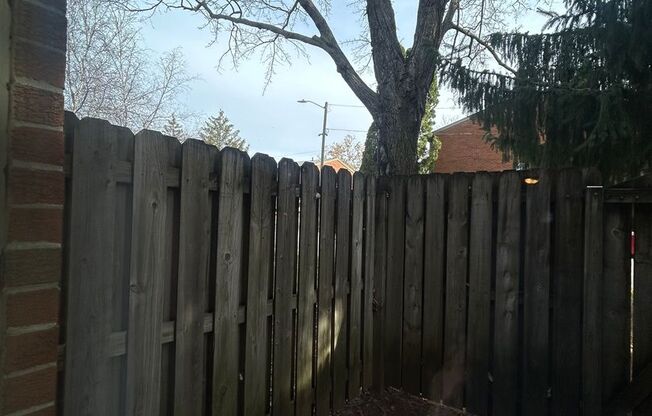2 beds, 1 bath, 1,147 sqft, $950, Unit 411 - C BT