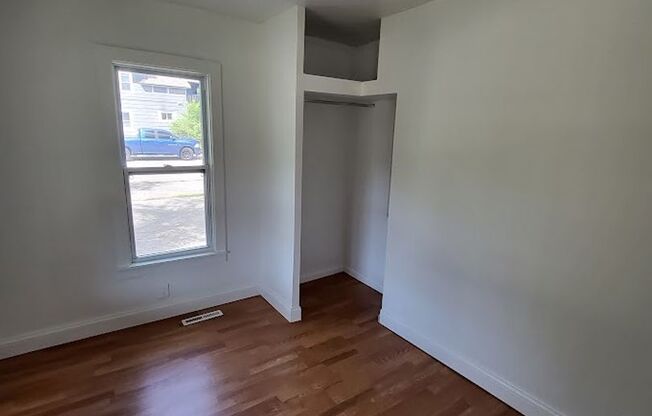 2 beds, 1 bath, $925