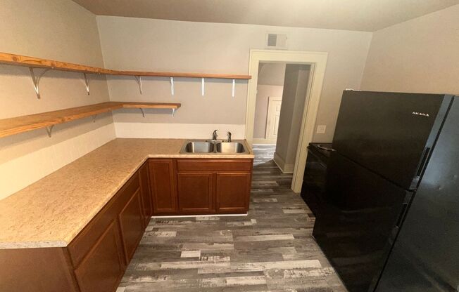 2 beds, 1 bath, $875